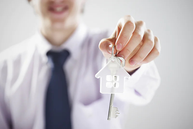 realtor giving house keys to his client